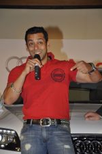Salman Khan gets a new Audi Q7 in Taj Land_s End, Mumbai on 7th Dec 2011 (19).JPG